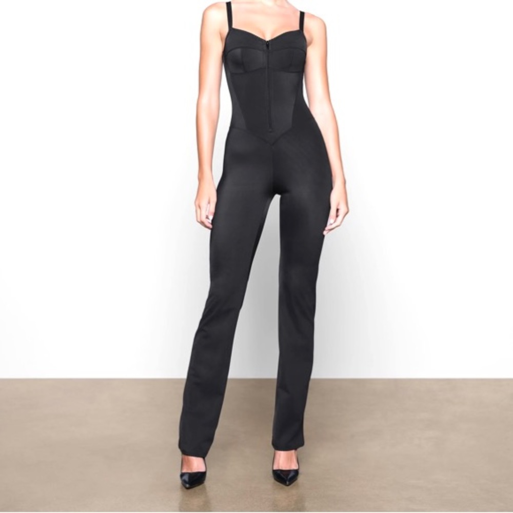 SKIMS corset structure Cat Suit. Worn twice. No flaws. Size Medium. Rare style